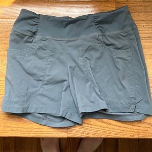 Mountain Hardwear size small women’s Dynama gray shorts